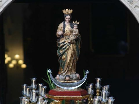 Salida del desfile procesional de la iglesia de San Francisco. (Foto: Antonio J. Sobrados)