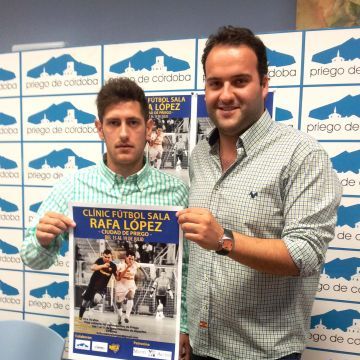 López y Valdivia con el cartel del clinic. (Foto: Antonio J. Sobrados)