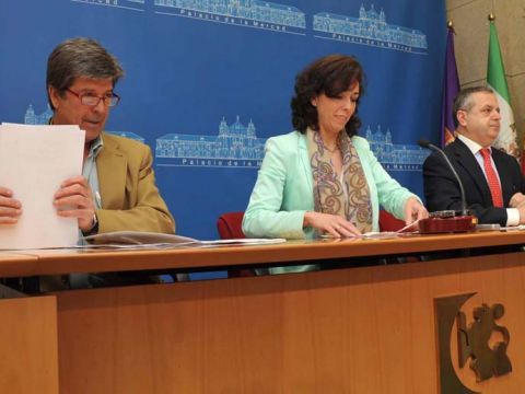 Cubero, Ceballos y Fuentes durante la comparecencia. (Foto: África Villén)