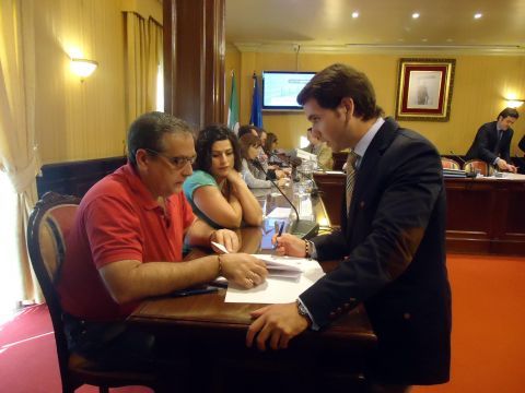 El alcalde departiendo con los ediles de IU antes de comenzar la sesión. (Foto: J. Moreno)