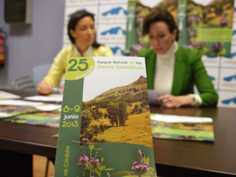 Casnueva y Caballos durante la presentación de los jornadas con el cartel anunciador en primer plano. (Foto: R. Cobo)