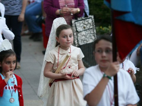 Pequeños cofrades durante el desfile. (Foto: Antonio J. Sobrados)
