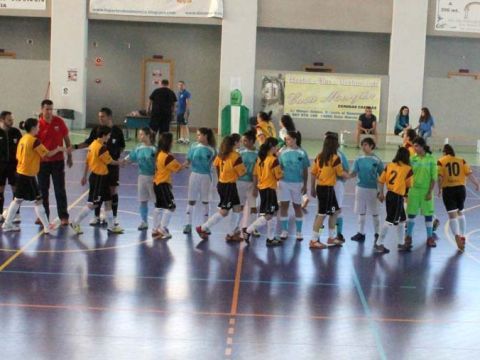 Saludo inicial en uno de los partidos de la fase final copera. (Foto: Cedida)