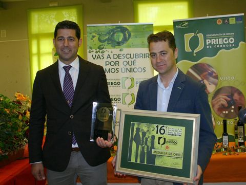 José Manuel y Rafael Muela con la Medalla de Oro y el diploma acreditativo de este galardón. (Foto: R. Cobo)