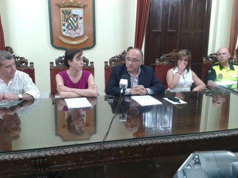 Un momento de la firma del convenio colectivo y el acuerdo marco, el pasado viernes. (Foto: R. Cobo)