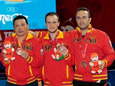 La pareja española con el técnico granadino Víctor Sánchez. (Foto: COE)