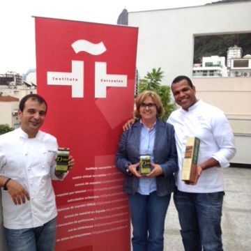 García, Jiménez y Santos, con el aceite prieguense en Río de Janeiro. (Foto: Cedida)