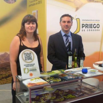 Personal del Consejo Regulador en el stand prieguense. (Foto: Cedida)