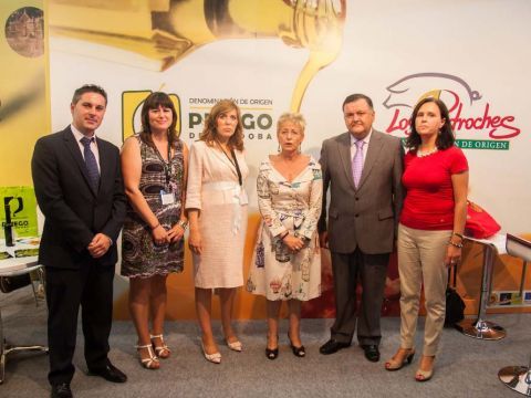 Visita de las autoridades al stand de la D.O.P. (Foto: Cedida)