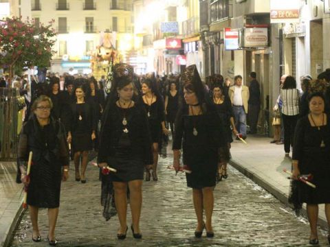 Un grupo de mantillas ante la imagen de la Virgen de las Angustias. (Foto: Antonio J. Sobrados)