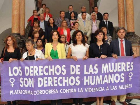 Concentración silenciosa tras la sesión plenaria. (Foto: África Villén)