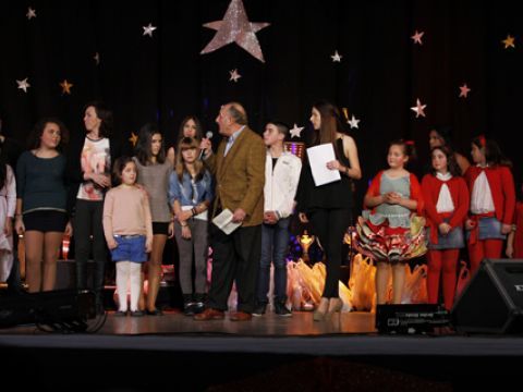 Presentadores, algunos de los participantes y miembros de la Corporación durante la entrega de premios. (Foto: Antonio García)