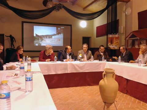 Mesa de trabajo celebrada en las instalaciones del Centro de Recepción de Visitantes de la Villa Romana de El Ruedo. (Foto: R. Cobo)