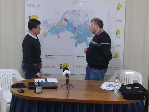 Rodríguez y del Caño frente al plano del nuevo PGOU. (Foto: R. Cobo)o