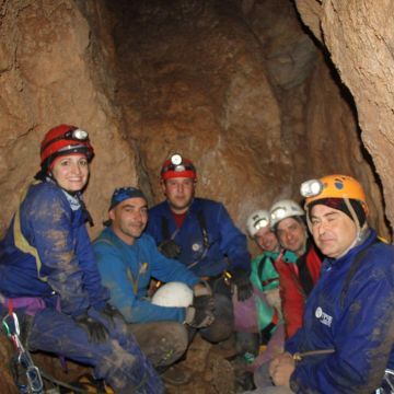 Exploración en una sima por parte de miembros del GESPriego. (Foto: Cedida)