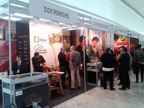 Vista del stand del distintivo de calidad prieguense, compartido con la D.O.P. de Los Pedroches. (Foto: R. Cobo)