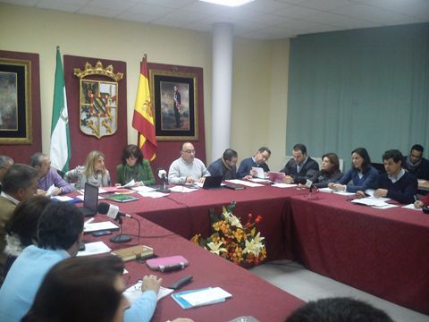 Prolegómenos del inicio de la sesión plenaria, ayer lunes. (Foto: Laura Serrano)