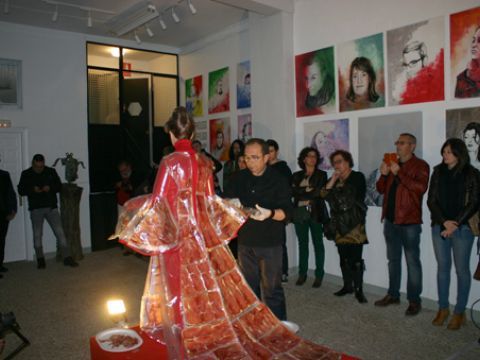 Paco Tamajón durante el performance con el que sorprendió a los asistentes a la inauguración de su exposición. (Foto: R. Cobo)