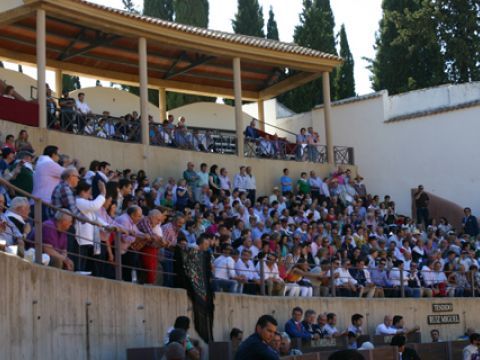 Uno de los tendidos del Coliseo de Almedinilla, ayer. (Foto: R. Cobo)