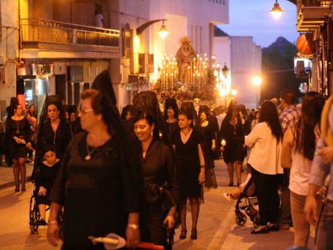 Imagen del desfile procesional en la noche del domingo. (Foto: Antonio J. Sobrados)