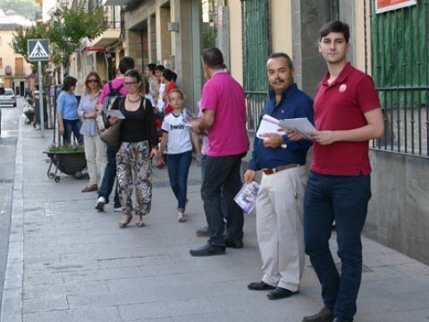 Castellano con integrantes de UPyD en Priego. (Foto: R. Cobo)