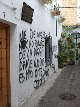 Pintada realizada en una de las viviendas del barrio. (Foto: Cedida)