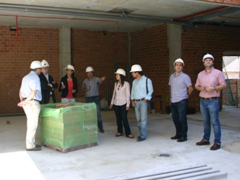 Autoridades y personal responsable de la obra durante la visita. (Foto: R. Cobo)