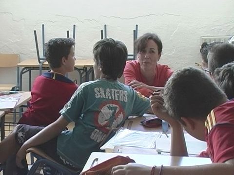 Ceballos, durante su visita, conversa con varios de los alumnos que toman parte en este programa. (Foto: R. Cobo)