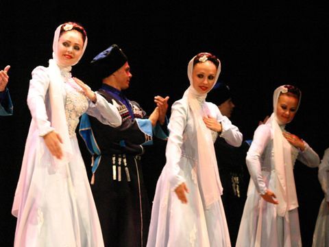 La vistosidad y variedad del vestuario fue otro de los aspectos destacados de la representación. (Foto: R. Cobo)
