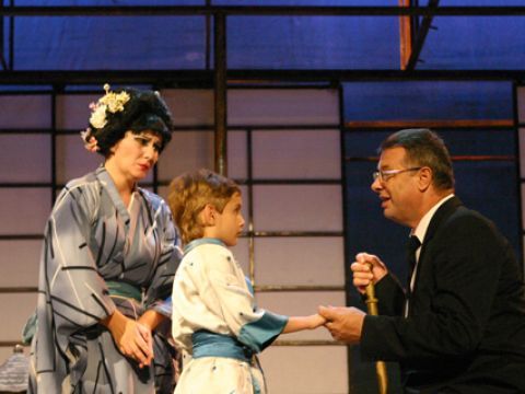 Helena Gallardo y Petru Racovita junto al pequeño que encarnó al hijo de Butterfly. (Foto: R. Cobo)