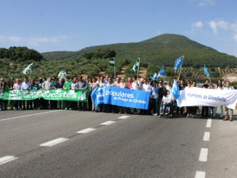 El corte de carretera tenía lugar en el punto kilométrico 12 de la A-339. (Foto: R. Cobo)